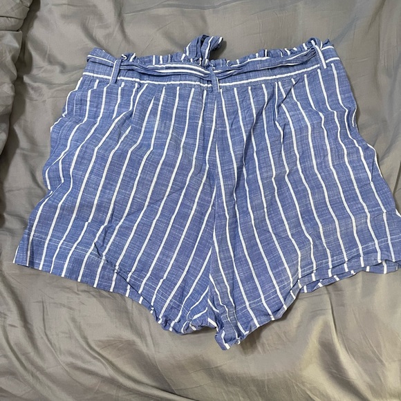 Linen blend pinstripe shorts - Picture 2 of 2